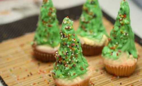 cach-lam-cup-cake-cay-thong-noel8