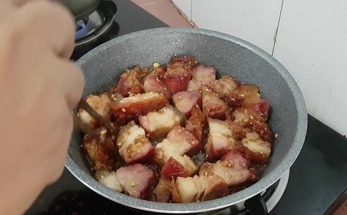 Cách làm thịt heo quay kho nước dừa-2