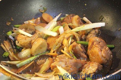 Cách làm thịt gà xào nấm hương-3