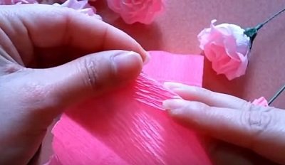 Cách làm hoa hồng bằng giấy nhún đơn giản đẹp nhất-8