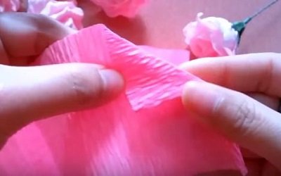 Cách làm hoa hồng bằng giấy nhún đơn giản đẹp nhất-9