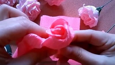 Cách làm hoa hồng bằng giấy nhún đơn giản đẹp nhất-14