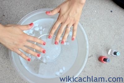 Cách nhanh chóng làm khô sơn móng tay