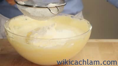 Cách làm bánh bông lan cuộn kem dừa & trà xanh-3