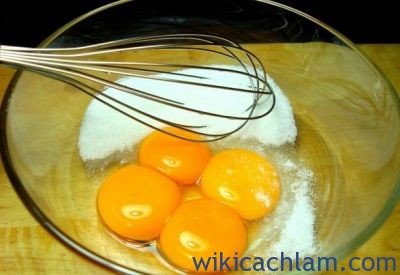 Cách làm bánh bông lan cuộn kem dừa & trà xanh