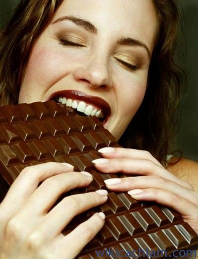 photo-lady-eating-chocolate