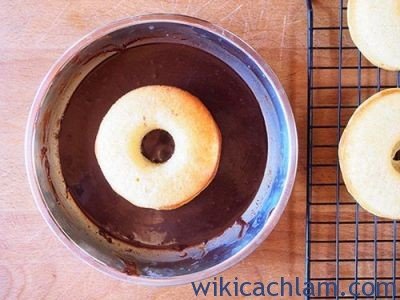 cach-lam-banh-donut-chuoi-phu-socola-10