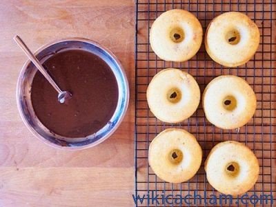 cach-lam-banh-donut-chuoi-phu-socola-9