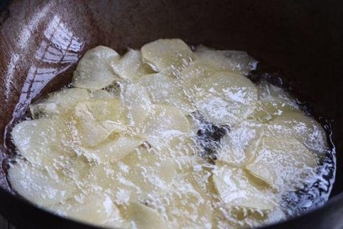Cách làm bim bim khoai tây hình lưới ngon miệng-3