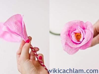 Cách làm hoa hồng bằng giấy nhún trông như thật 4
