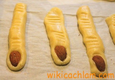 Cách làm bánh quy ngón tay tặng bạn ngày Halloween-8