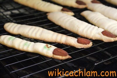 Cách làm bánh quy ngón tay tặng bạn ngày Halloween-9