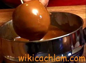 Cách làm kẹo táo caramel ngọt ngào vui Halloween-10