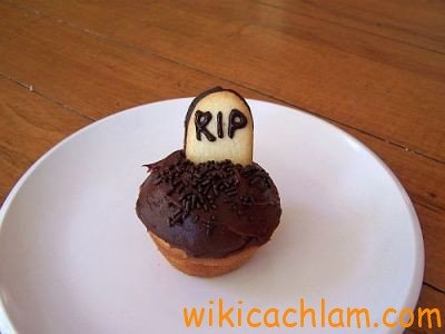 Cách trang trí bánh cupcake cho Halloween-11