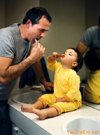 Father and baby brushing teeth --- Image by © Diane Kosup/Corbis