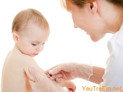 The doctor makes a baby vaccination