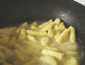 Cách làm món khoai tây chiên bơ tỏi thơm, ngon và giòn-4