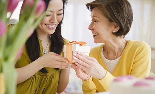 Cách chọn quà sinh nhật cho phụ nữ trung niên