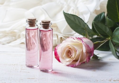 10 loại nước hoa hồng chất lượng tốt nhất hiện nay