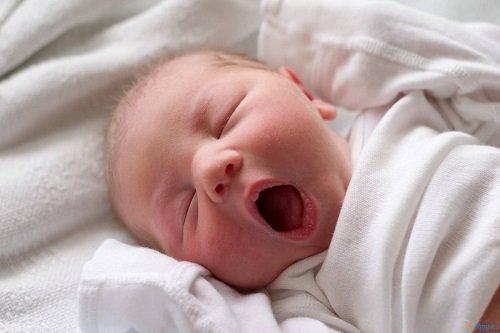 Trẻ sơ sinh bị khô môi: Nguyên nhân, cách điều trị khô môi cho bé-2