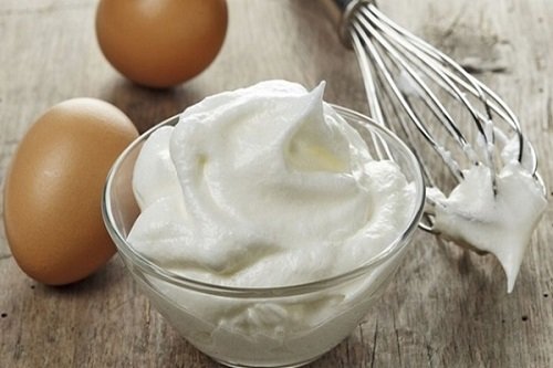 Có quy trình và công thức cụ thể nào để làm kem từ lòng trắng trứng không cần sử dụng bơ?