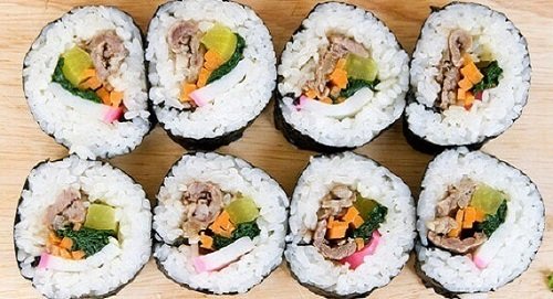 Có thể thay thế xúc xích bằng loại thực phẩm nào khác trong kimbap? 
