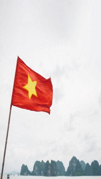 Ảnh nền Quốc kỳ Việt Nam đẹp cho điện thoại vịnh hạ long