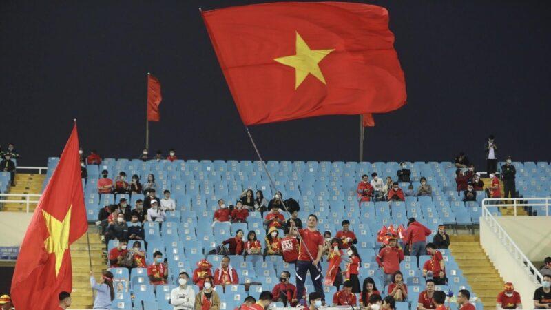 Ảnh nền cờ Việt Nam đẹp trong sân vận động
