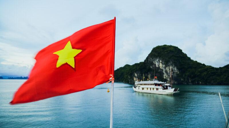 Ảnh nền cờ Việt Nam đẹp ngoài vịnh