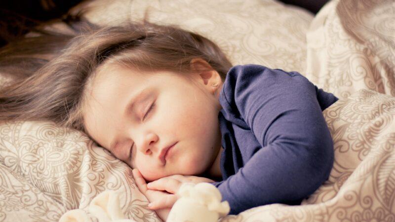 Hình nền bé gái cute dễ thương đang ngủ 4K