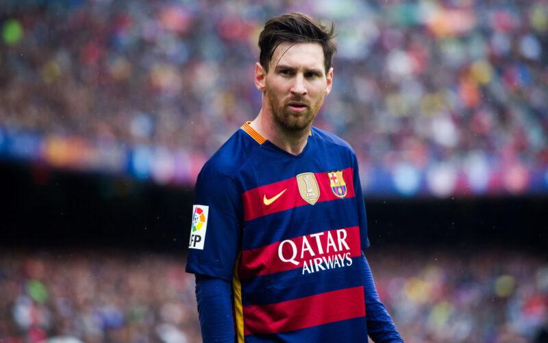 Hình ảnh nền Messi trên sân cỏ mặt lạnh lùng