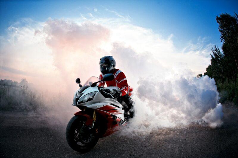 Ảnh nền Moto 4K trong làn khói