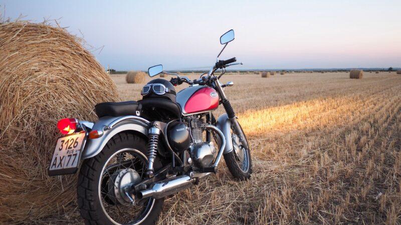 Ảnh nền Moto 4K trên cánh đồng