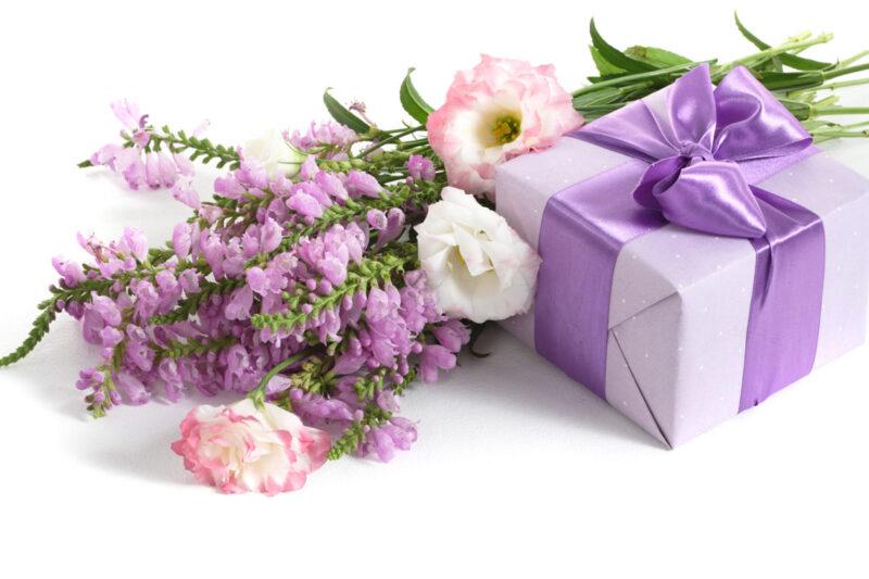 Hình nền sinh nhật hộp quà màu tím