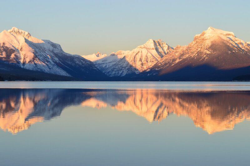 Hình nền yên tĩnh mặt hồ và núi tuyết
