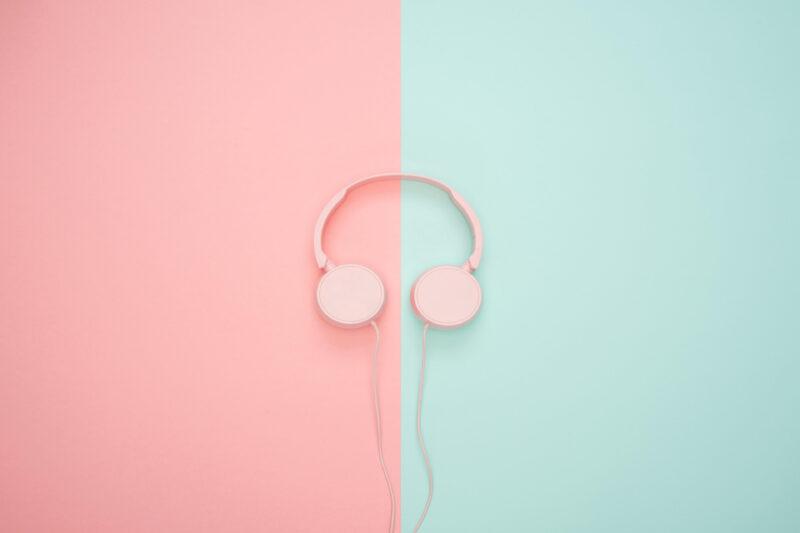 Hình nền màu hồng pastel trơn có hình tai nghe