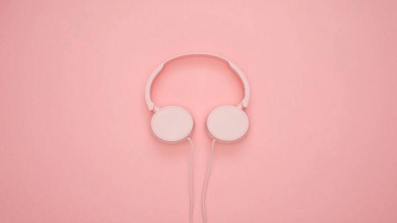 Ảnh nền màu hồng pastel trơn và chiếc tai nghe