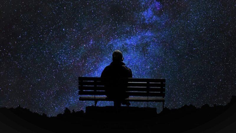 Hình nền độc thân ngồi một mình ngắm trời đầy sao