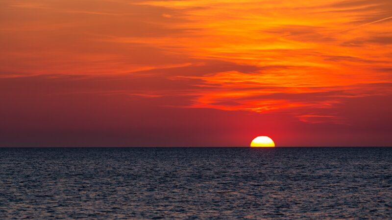 Hình nền mặt trời nhìn từ ngoài biển siêu đẹp