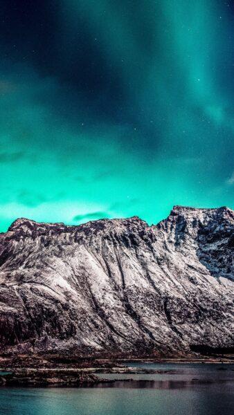 Hình nền Bing cảnh núi dưới bầu trời ánh dạ quang xanh