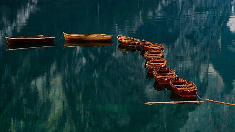 Hình nền nhẹ nhàng với những con thuyền neo đậu trên dòng sông