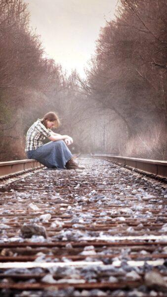 Hình nền tâm trạng ngồi một mình trên đường ray tàu hỏa